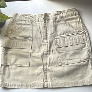 EUC women’s GAP Khaki Pocketed Mini Skirt Size 2